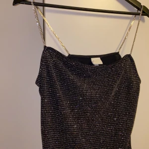 Glittrig festtopp  - Superfin festtopp, väldigt smickrande på!