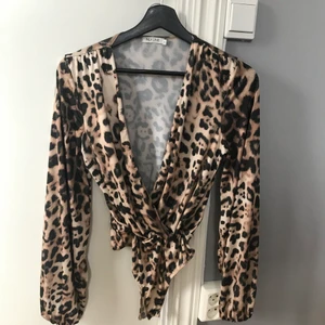 Leo-body - En jätteskön å snygg body i leopardmönster, as skönt material! Köpare står för frakt