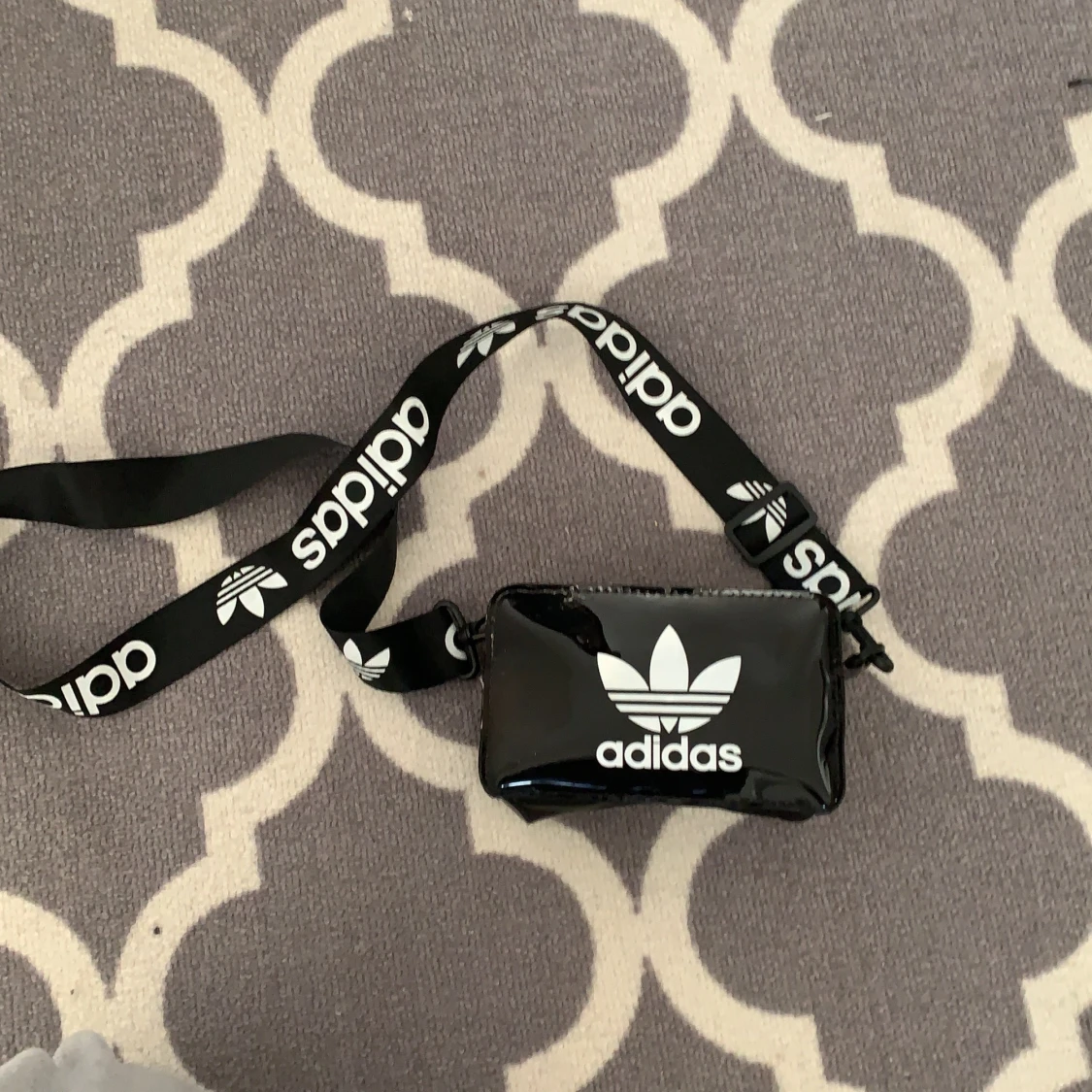 Fake adidas väska aldrig använd