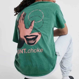  - As ball t-shirt från Urban Outfitters som inte kommer till användning. Herr storlek S så sitter snyggt oversized 💚 Högsta bud: 300 + frakt 