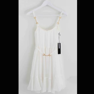  - Klänning från Ida Sjöstedt. Fin att ha till ex. studenten eller midsommar. Säljs inte längre i affärer. Jag har använt den en gång på skolavslutningen i 9an. (Frakt tillkommer, ev dela på den)