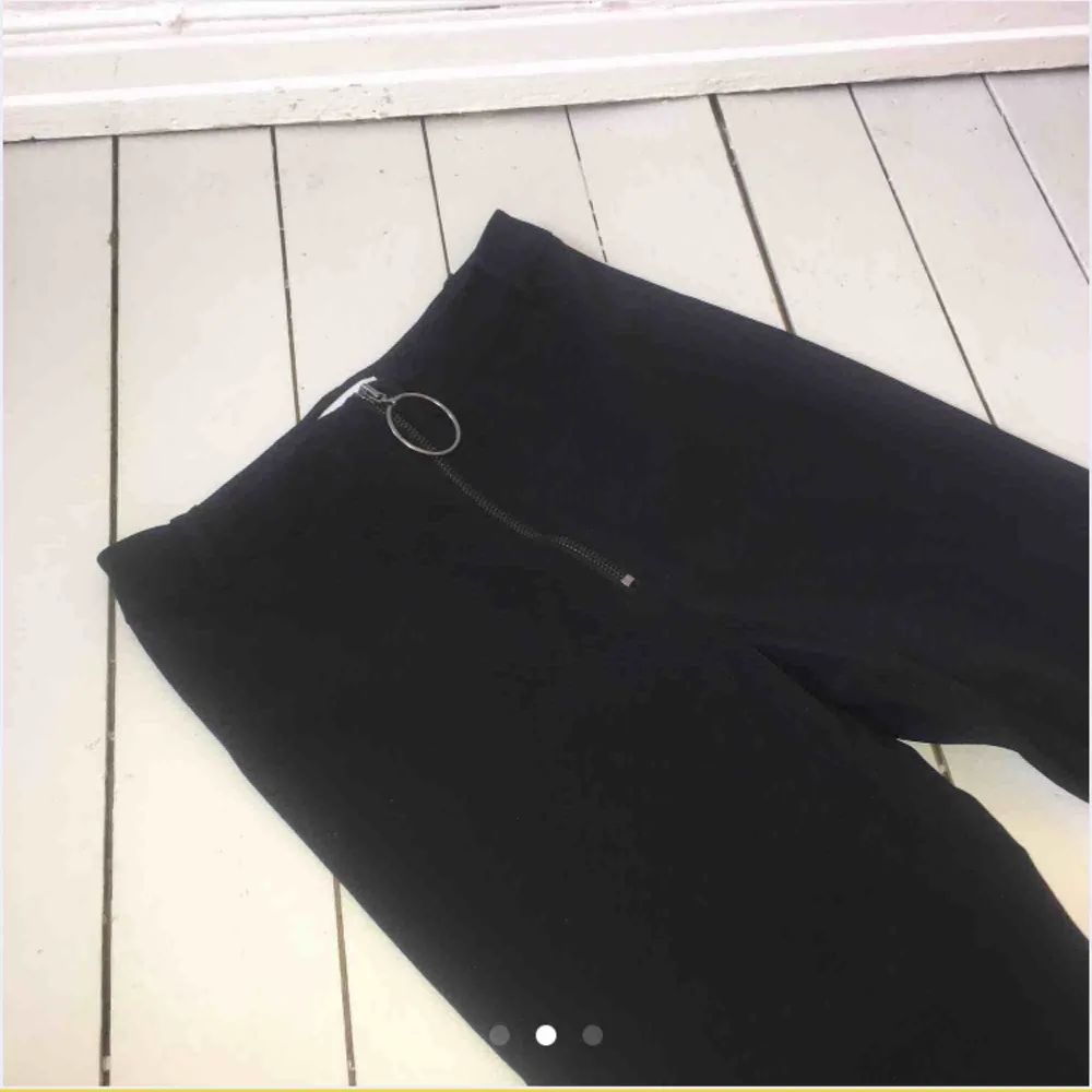 Suuuupersnygga stretchiga byxor från weekend, tights upptill och lösa nertill, säljer dem pga att jag inte använder dem mer! Nypris:399:-. Jeans & Byxor.