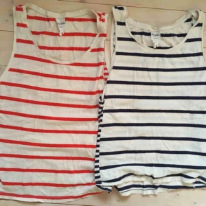  - Två randiga linnen från MONKI. Den röda i S och den blåa i XS. Inte så stor skillnad i storlek dock. Ett linne för 50 kr alt båda för 70 kr. 