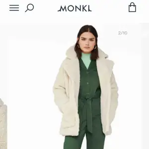 Säljer min pälsjacka/kappa från Monki använd 1 gång, sitter mer som S än XS, fraktkostnad 110kr