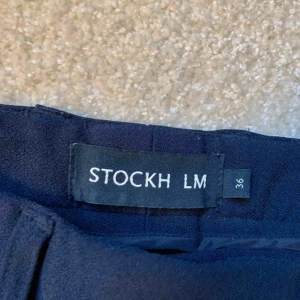  - Supersnygga marinblå, vida byxor! Jag är 1.73 och dem är för korta för mig, så dem är i nyskick! Köpare står för frakt🧚🏻‍♂️ 