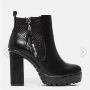  - Helt nya skor i kartong. Nypris var 600+frakt 💃🏼  Liten platå - skulle gissa på 2-3cm, silverdetaljer, storlek 37. 