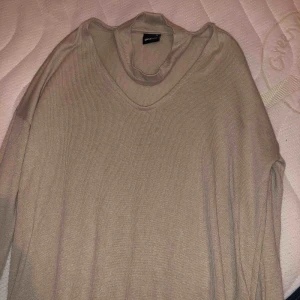  - Tröjor från Gina, samma modell samma storlek i två olika färger. Båda för 130 kr eller 60 kronor styck 