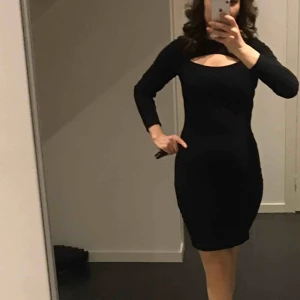  - Mini svart klänning från Gina 