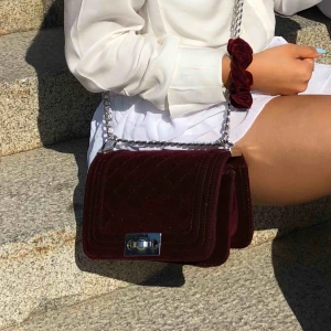  - Vinröd axelremsväska från Gina Tricot. (Frakt tillkommer)