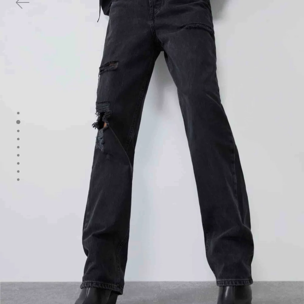 Väldigt coola jeans från zara med hål i! Helt nya med prislapp så vädligt bra skick💞💞. Jeans & Byxor.