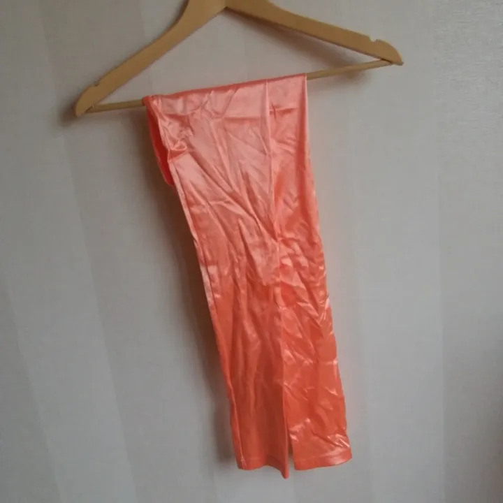 Leggings i laxfärgad orange i storlek M. Övrigt.