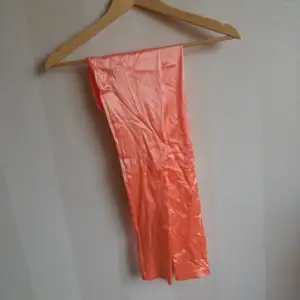 Leggings i laxfärgad orange i storlek M