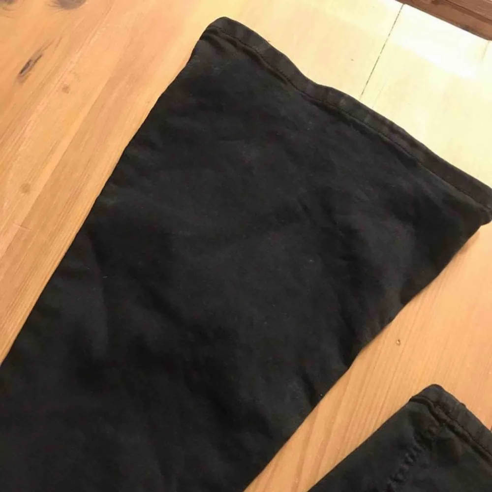 Jättefina svarta bootcut jeans från Gina Tricot i storlek s. Säljer pga de inte Kommer inte till användning längre . Jeans & Byxor.