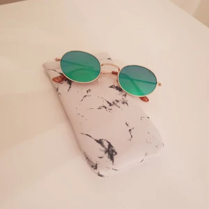  - Nya solglasögon. Skiftande i glaset :) fodral medföljer.