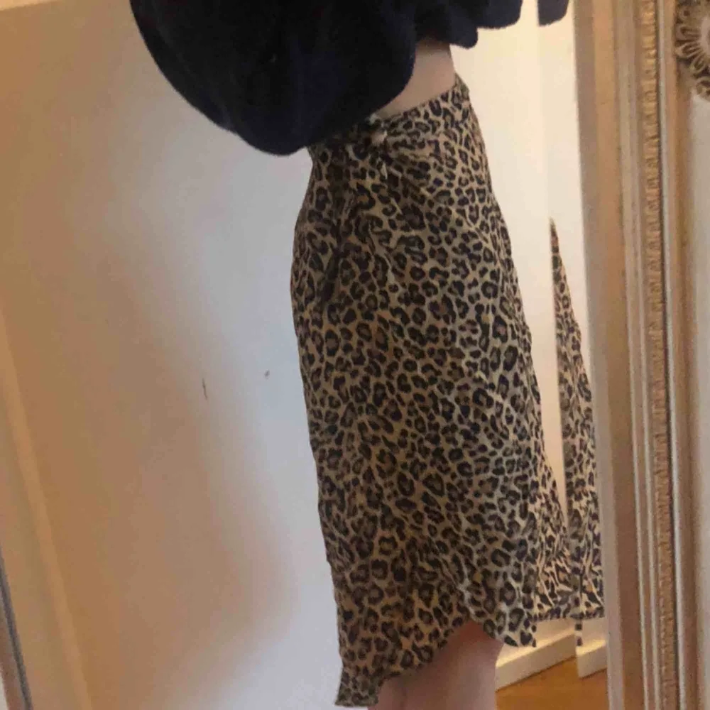 Jättefin kjol från bershka! Knytning vid sidan så passar nog till väldigt många storlekar även om den är xs! Perfekt till våren och sommaren. Möts upp i Sthlm!. Kjolar.