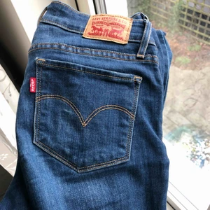  - Levi’s jeans i modellen 715 bootcut! Jättefint skick! Mörkblåa. Nypris 1149 kr!