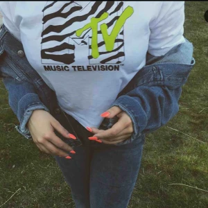  - Vit tröja med ett coolt tryck!! Inga fel på den