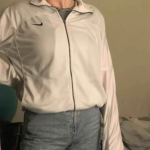  - Tracksuit överdel från Nike. Väldigt old School. Inköpt för 350 kr. Snygg till våren najs fräsch ye🐝🐝🐝 pris kan diskuteras, pm för frågor/mer bilder osv💕💕😍