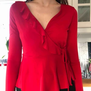 - Röd blus med volanger framtill samt knyte i sidan så man kan göra den både större och mindre. Köparen står för frakt🥰