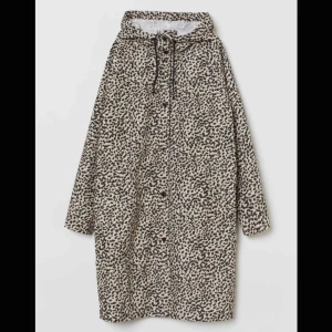  - FRAKTEN ÄR INRÄKNAD I PRISET!!!  Helt ny och oanvänd regnjacka från H&M. Storlek XS. Aldrig använt. Man får med en påse för regnjackan. Nypris: 399kr. SÄLJER BILLIGT PGR AV FLYTT!