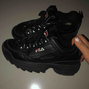  - Ett par flitigt använda svarta fila skor, säljer då jag har för mycket skor😇 ordinarie pris- 1099kr 