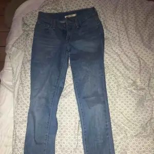 Jeans från Levi’s i modellen ” 710 super skinny”. Superfina men för små för mig! Passar dig med storlek XXS-XS