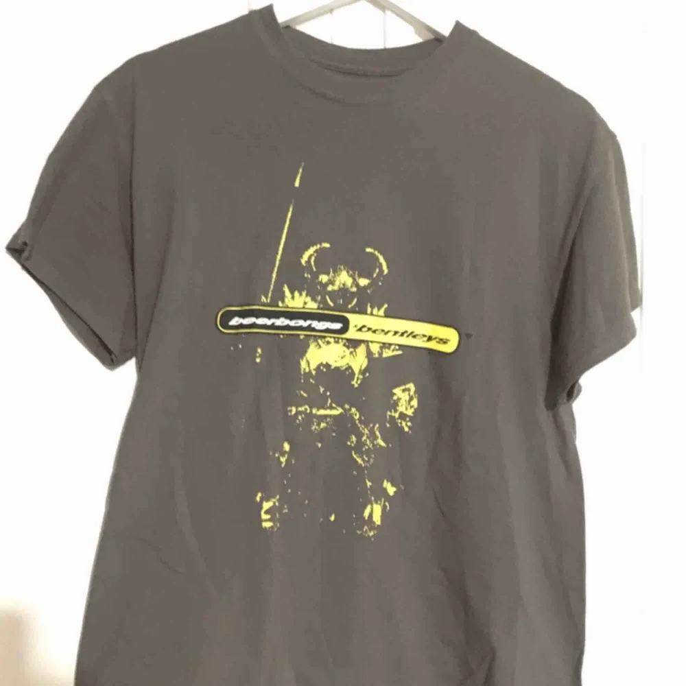 Säljer denna t-shirt som är en del av Post Malones merch. Storleken är M och den är i jätteskönt material. . T-shirts.