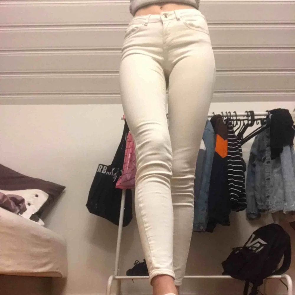 Ginas perfect jeans i modellen Lisa!!💕 Sparsamt använda🤝 Jag är 172 cm och har strlk xs/s😇 Superfina och bra nu till jul/nyår, hör av er vid frågor eller fler bilder😚💘 (skitsnygga till overknees!!)😍 Priset går att diskutera, inköpta för 400 kr💗. Jeans & Byxor.
