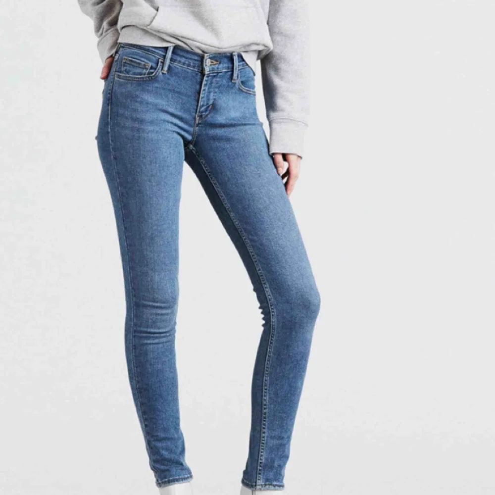 Nya Levis 710 Hypersculpt Super Skinny Jeans  Gratis spårbar frakt ingår. Skickas bara. Orderbrkräftelse kan skickas med. Köpta i Sverige . Jeans & Byxor.