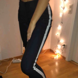  - Kostymbyxor från zara. Svarta med vit rand. Storlek S (26). I bra skick. Köparen står för frakten💙💙