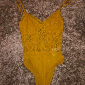  - Gul/orange body från New Look köpt på Zalando. Kostade 249 från början och den är helt oanvänd. 