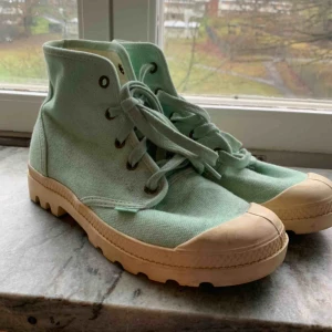  - Mint gröna palladium, aldrig använda mer än någon enstaka gång pga att skorna är för stora