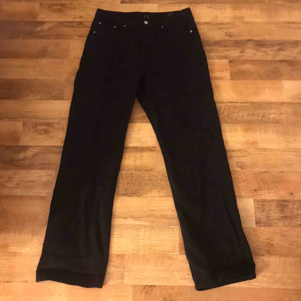 Svarta jeans ifrån Weekday! Säljes pga av att de ej kommer till använding, köparen står för frakt🥰🥰. Jeans & Byxor.