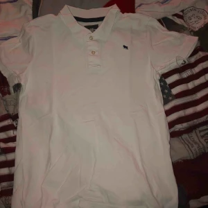  - Är en fin pikétröja som är sällan använd som är i bra skick