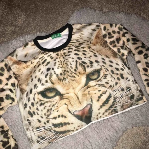  - Mjuk tröja i leopard print🐆 Croppad modell med kortare armar. Helt oanvänd. Nypris 450kr.  Frakt tillkommer💞