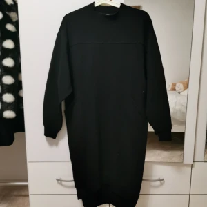  - svart jumper klänning med fickor och fina detaljer från monki! nyskick 🥰