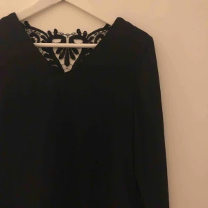  - Blus från vila med spetsrygg. Blusen är aldrig använd