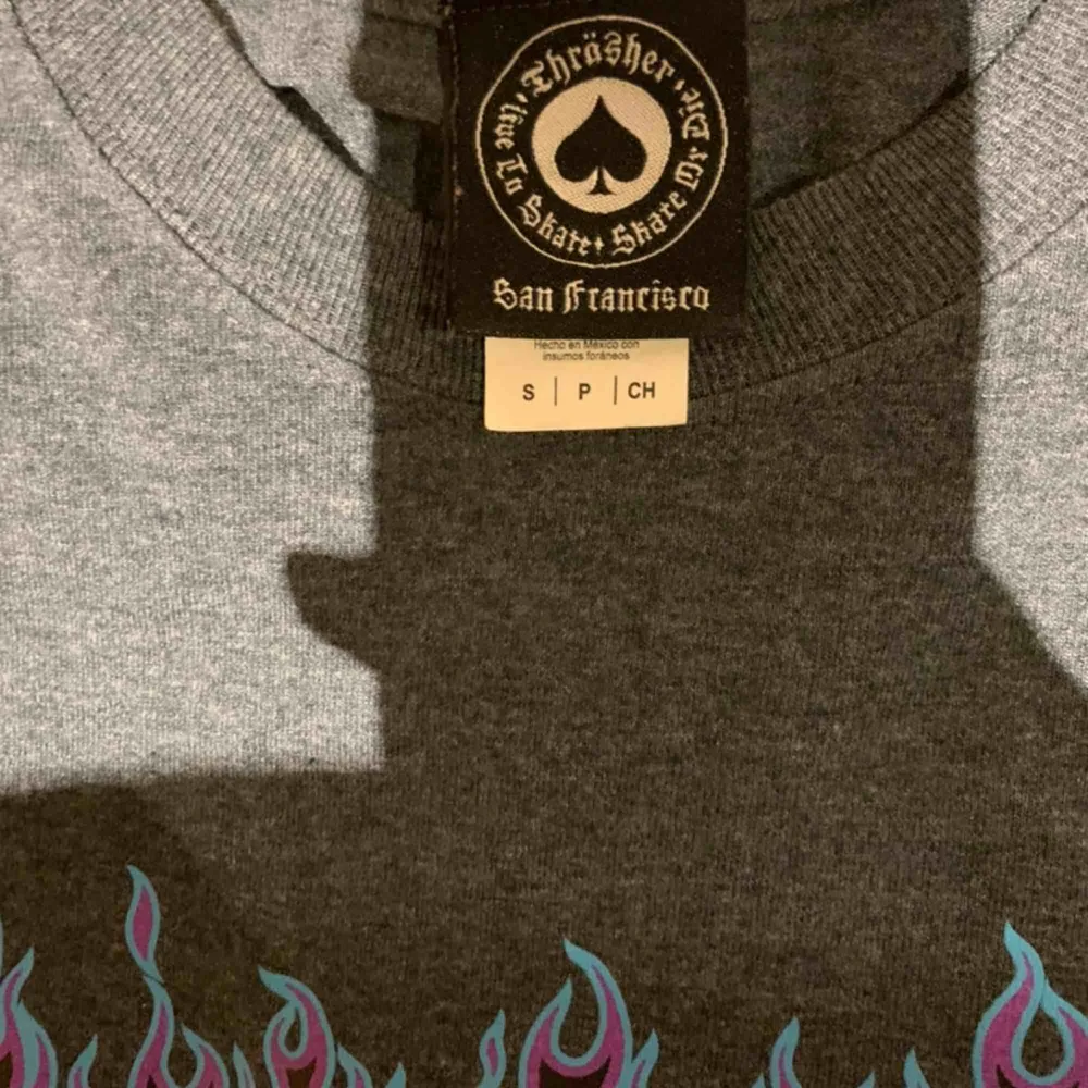 Äkta Thrasher t-shirt som är köpt på Junkyard, använd högst 5 gånger så den är som helt ny🤩 pris kan diskuteras vid snabb affär. T-shirts.