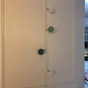  - En ljusslinga med 3 olika färger, vit turkos och mörkturkos! Bra skick, batterier ingår ej! Frakt ingår🤪🥳