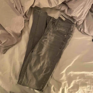  - Grå jeans från ginatricot. Bra skick! Köparen står för frakt💕