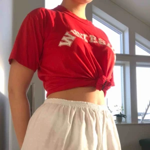  - En röd lite oversized college t-shirt. Den är använd men i bra skick!