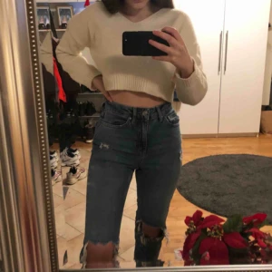  - Coola jeans med hål köpt på nelly men från topshop. Köparen står för frakt.