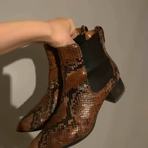  - Super snygga ormskinnbooten från Stories, stol 38, köpt 2.5 år sen och använde mycket, inte i perfekt skick men de är absolut snygga att ha på, nu för 90 kr 🍁🐍