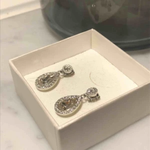  - Örhängen från Lily and Rose, modell Amy. Använda en gång! Frakt på 10kr tillkommer 😃