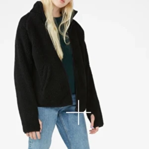  - Oversized teddy fleece från Monki! Endast använd 1 gång! Så mysigt nu i höst och vinter, med så fina detaljer som hög hals och  öglor vid tummen 💕 slutsåld i alla butiker pga populär! Nypris 400