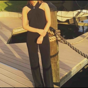  - Vacker hellång byxdress från Michael Kors som passar till finare tillfällen såsom studentbal.   Lappen säger storlek 30 men skulle säga att den motsvarar en storlek 34 på grund av det sköna materialet. 