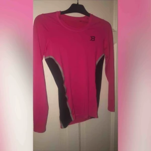  - Träningströja från Better Bodies. Använd fåtal gånger så i fint skick! Materialet är av polyester så den är mjuk och skön att träna i! Nypris 300 :- men säljer för 100.
