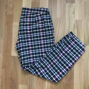  - Jättecoola rutiga kostymbyxor från Holly&Whyte! Endast använda ett fåtal gånger, säljer då dom är för korta för mig