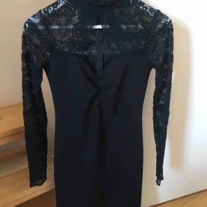 Klänning Bikbok  - Säljer denna fina klänning strl M med spetsärmar från bik bok. Endast testad fint skick! Passar till nyår, fest mm. Frakt ingår!