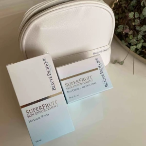  - Oanvänd hudvård + necessär. Köparen står för frakt 63kr 